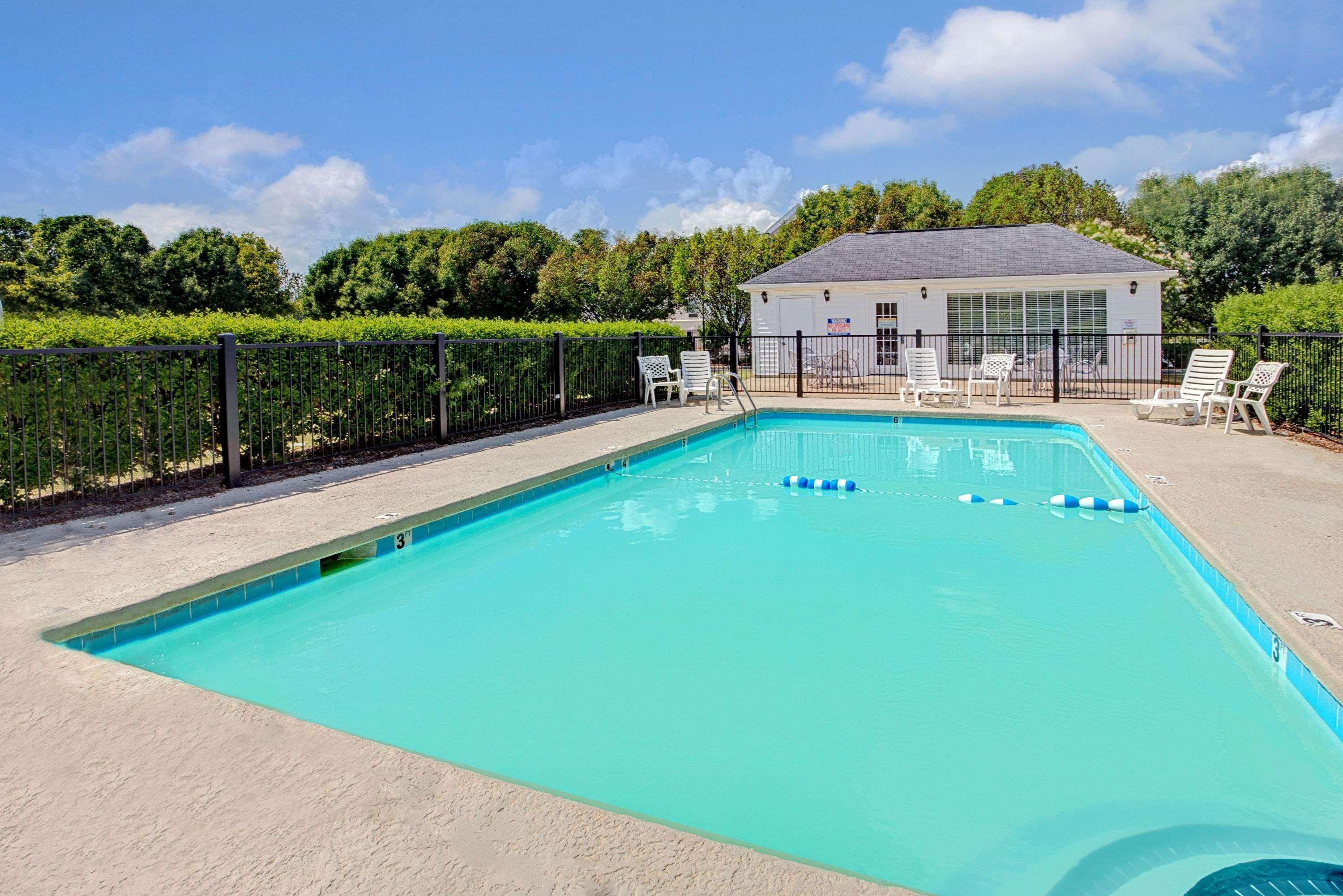 Baymont By Wyndham Smithfield Hotell Exteriör bild